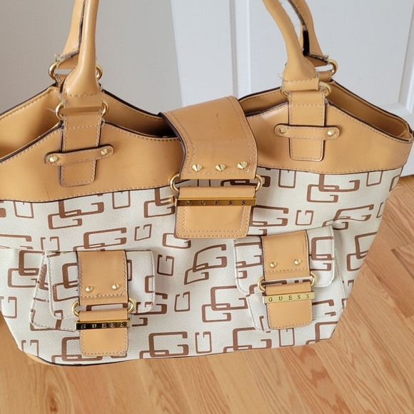 Guess purse - Picture 2 of 2